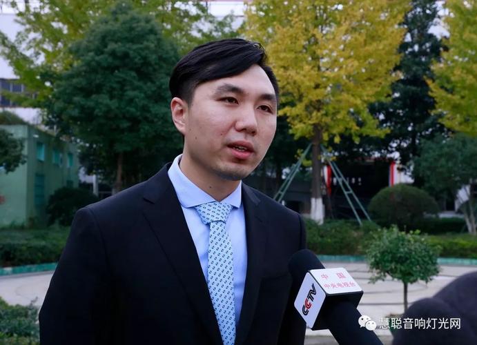 技研中心总经理丰其云介绍"数艺科技"大丰副总经理,营销中心总经理杨